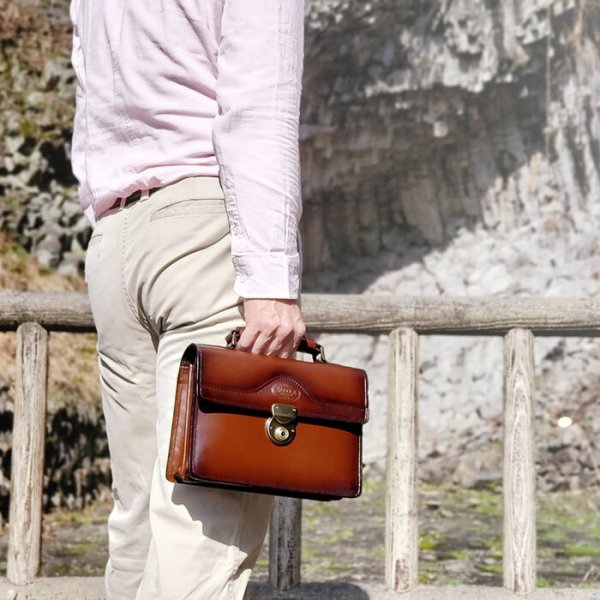 セカンドバッグ本革レザーかぶせ小型クラッチバッグメンズフォーマルバッグブランドSADDLE01007日本製豊岡製鞄牛革A5アンティーク調シャドー加工チョコ冠婚葬祭旅行外出鞄倶楽部