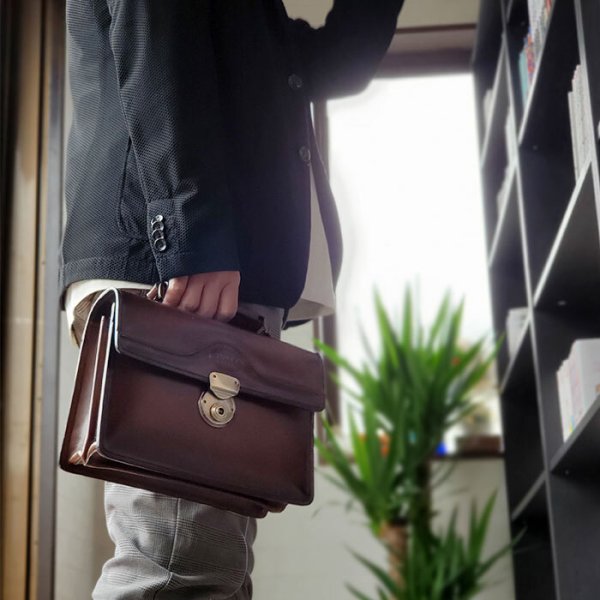 セカンドバッグ本革レザーかぶせ小型クラッチバッグメンズフォーマルバッグブランドSADDLE01007日本製豊岡製鞄牛革A5アンティーク調シャドー加工チョコ冠婚葬祭旅行外出鞄倶楽部