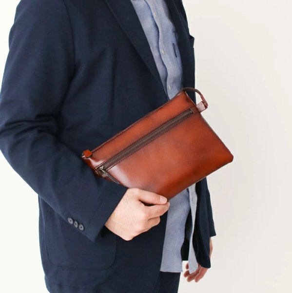 画像4: ショルダーバッグ セカンドポーチ 牛革 レザー 肩掛け 国産 豊岡製 アンティーク調 シャドー加工 小さめ 横型 メンズ レディース フォーマル ブランド GEM BASIC 1503 サコッシュ 本革 ブラウン お出掛け 冠婚葬祭 旅行 外出 (4)