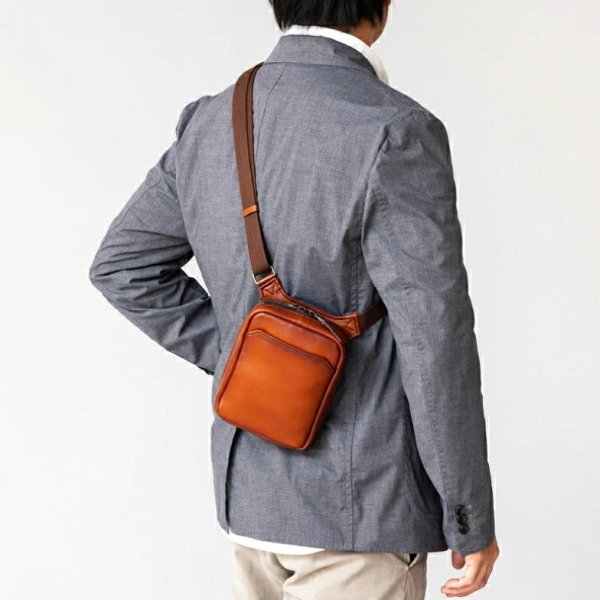 ショルダーバッグミニショルダー牛革レザー肩掛け国産豊岡製アンティーク調シャドー加工小さめ縦型メンズレディースブランドGEMBASIC1513サコッシュ本革ブラウンお出掛け冠婚葬祭旅行外出