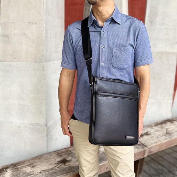 画像2: ショルダーバッグ フォーマル カジュアル メンズ ブランド CRADLE RIVER 16472 A4ファイル対応 防滴 防汚 縦型 肩掛け 旅行 お散歩 お出掛け 通勤 通学 鞄倶楽部 (2)