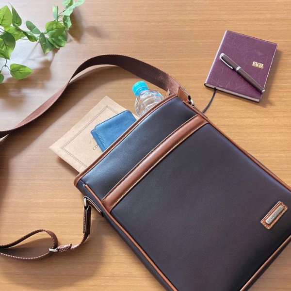 画像3: ショルダーバッグ フォーマル カジュアル メンズ ブランド CRADLE RIVER 16472 A4ファイル対応 防滴 防汚 縦型 肩掛け 旅行 お散歩 お出掛け 通勤 通学 鞄倶楽部 (3)