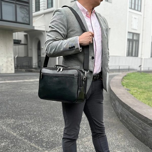 画像11: ショルダーバッグ 大容量 軽量 横型 肩掛け メンズ ブランド ANDY HAWARD 16479 A4用紙収納 手持ちハンドル 黒 2層 2WAY 冠婚葬祭 通勤 外出 鞄倶楽部 (11)