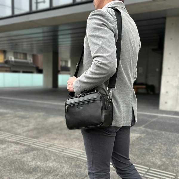 画像11: ショルダーバッグ 軽量 横型 肩掛け メンズ ブランド ANDY HAWARD 16480 A5ファイル収納 手持ちバンドル 黒 2層 2WAY サブバッグ 冠婚葬祭 通勤 外出 鞄倶楽部 (11)