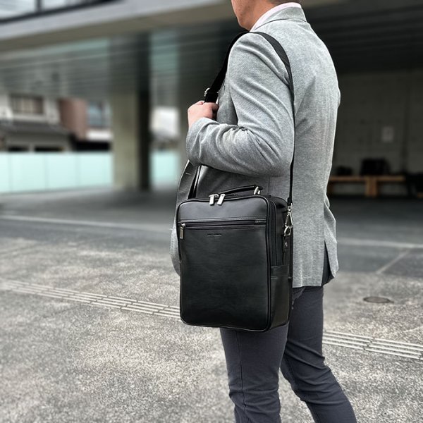 画像11: ショルダーバッグ 大容量 軽量 縦型 肩掛け メンズ ブランド ANDY HAWARD 16481 A4用紙収納 手持ちハンドル 黒 2層 2WAY 冠婚葬祭 通勤 外出 鞄倶楽部 (11)