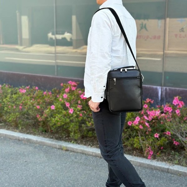 画像11: ショルダーバッグ 軽量 縦型 肩掛け メンズ ブランド ANDY HAWARD 16482 B5用紙サイズ収納 手持ちバンドル 黒 ２層 2WAY 冠婚葬祭 通勤 外出 鞄倶楽部 (11)