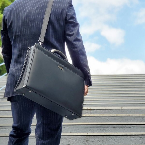 ●[J.CHAMILTON]国産ビジネスバッグNo:22301●日本製個性の光るアルミ製ハンドルダレスバック●使い易い大開きタイプ●A4ファイル収納可能『鞄倶楽部』●汚れ・水に強い【平野鞄製】●ワンタッチロックで簡単開け閉め