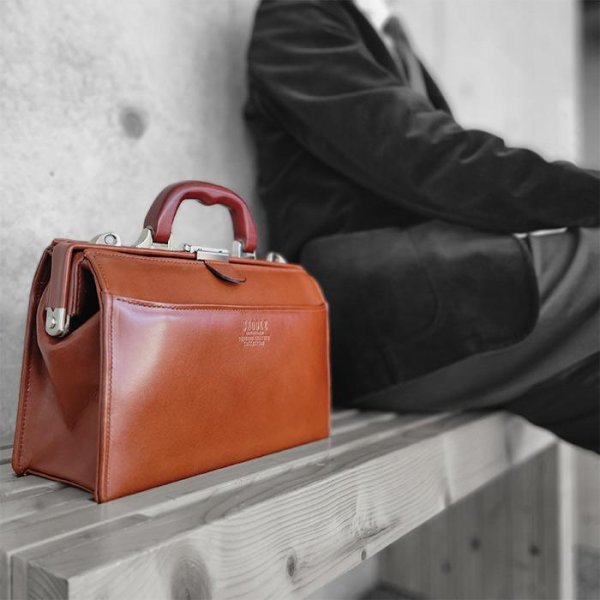 画像4: ビジネスバッグ メンズ 本革 セカンドバッグ ブランド SADDLE サドル 国産 牛革 22305 木製ハンドル 小型 ダレスバック ワンタッチロック A5 ファイル 対応 冠婚葬祭 鞄倶楽部 (4)