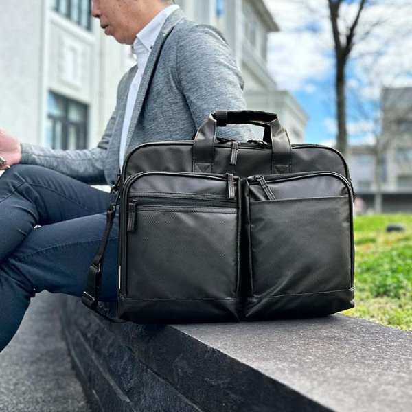 画像3: ビジネスバッグ メンズ レディース 軽量 B4ファイル対応 2層式 ブランド MAGNUM マグナム 26640 ノートPC対応 キャリーオン ショルダーベルト 2Way 黒 横型 通勤 通学 出張 鞄倶楽部 (3)