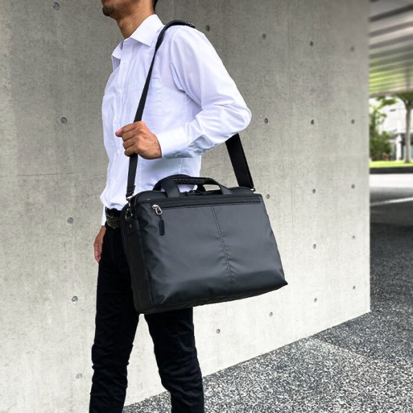 画像10: ビジネスバッグ ブリーフケース メンズ B4 軽量 撥水 ブランド BLAZER CLUB 26718 マッドブラック 2層 タブレット対応 キャリーオン 横 横型 黒 通勤 通学 営業 出張 鞄倶楽部 (10)