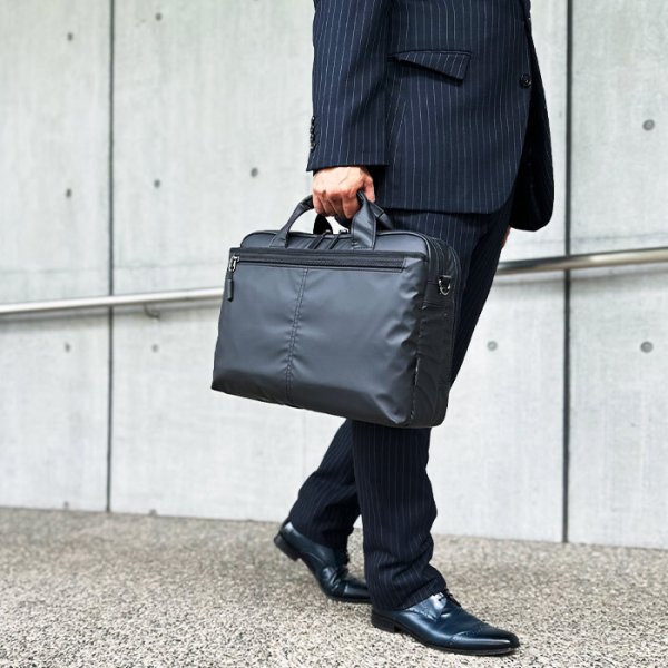 画像9: ビジネスバッグ ブリーフケース メンズ B4 軽量 撥水 ブランド BLAZER CLUB 26718 マッドブラック 2層 タブレット対応 キャリーオン 横 横型 黒 通勤 通学 営業 出張 鞄倶楽部 (9)