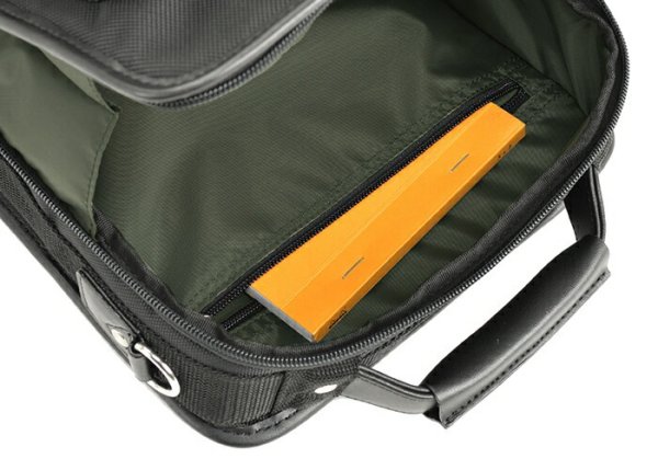 少し小さめのショルダーバッグ