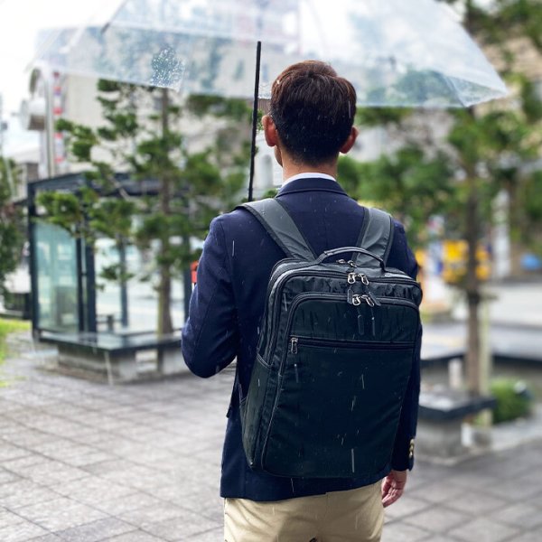 画像6: ビジネスリュック ビジネスバッグ バックパック メンズ B4 軽量 撥水 ブランド BLAZER CLUB 42590 マッドブラック 雨 汚れに強い 2層 タブレット対応 縦型 黒 通勤 通学 営業 出張 鞄倶楽部 (6)