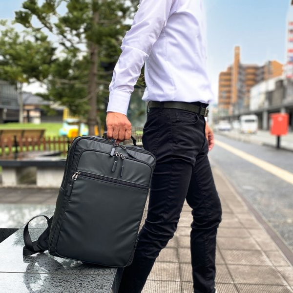 画像7: ビジネスリュック ビジネスバッグ バックパック メンズ B4 軽量 撥水 ブランド BLAZER CLUB 42590 マッドブラック 雨 汚れに強い 2層 タブレット対応 縦型 黒 通勤 通学 営業 出張 鞄倶楽部 (7)