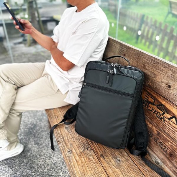 画像8: ビジネスリュック ビジネスバッグ バックパック メンズ B4 軽量 撥水 ブランド BLAZER CLUB 42590 マッドブラック 雨 汚れに強い 2層 タブレット対応 縦型 黒 通勤 通学 営業 出張 鞄倶楽部 (8)